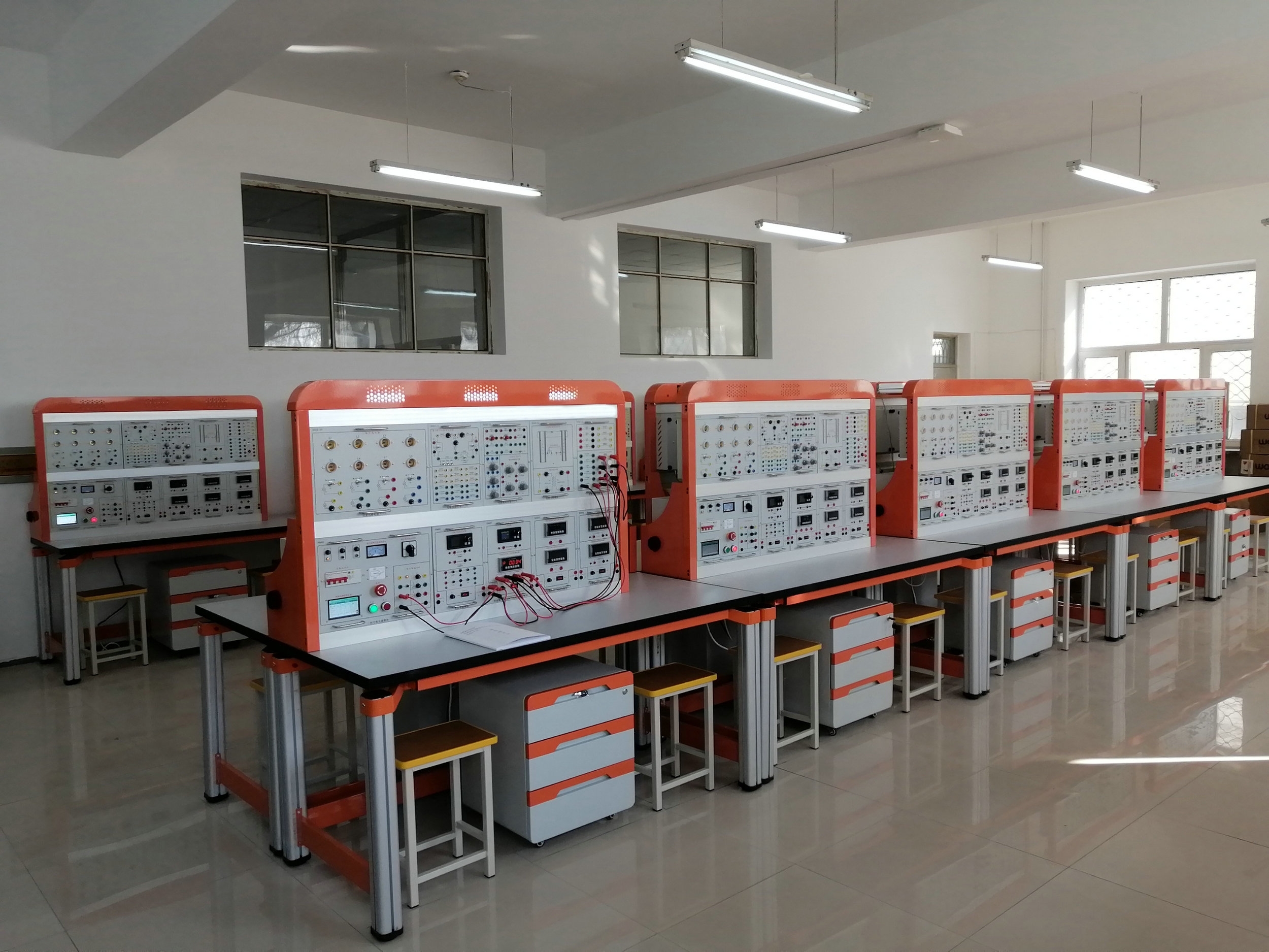 電工電子技術(shù)綜合實驗平臺