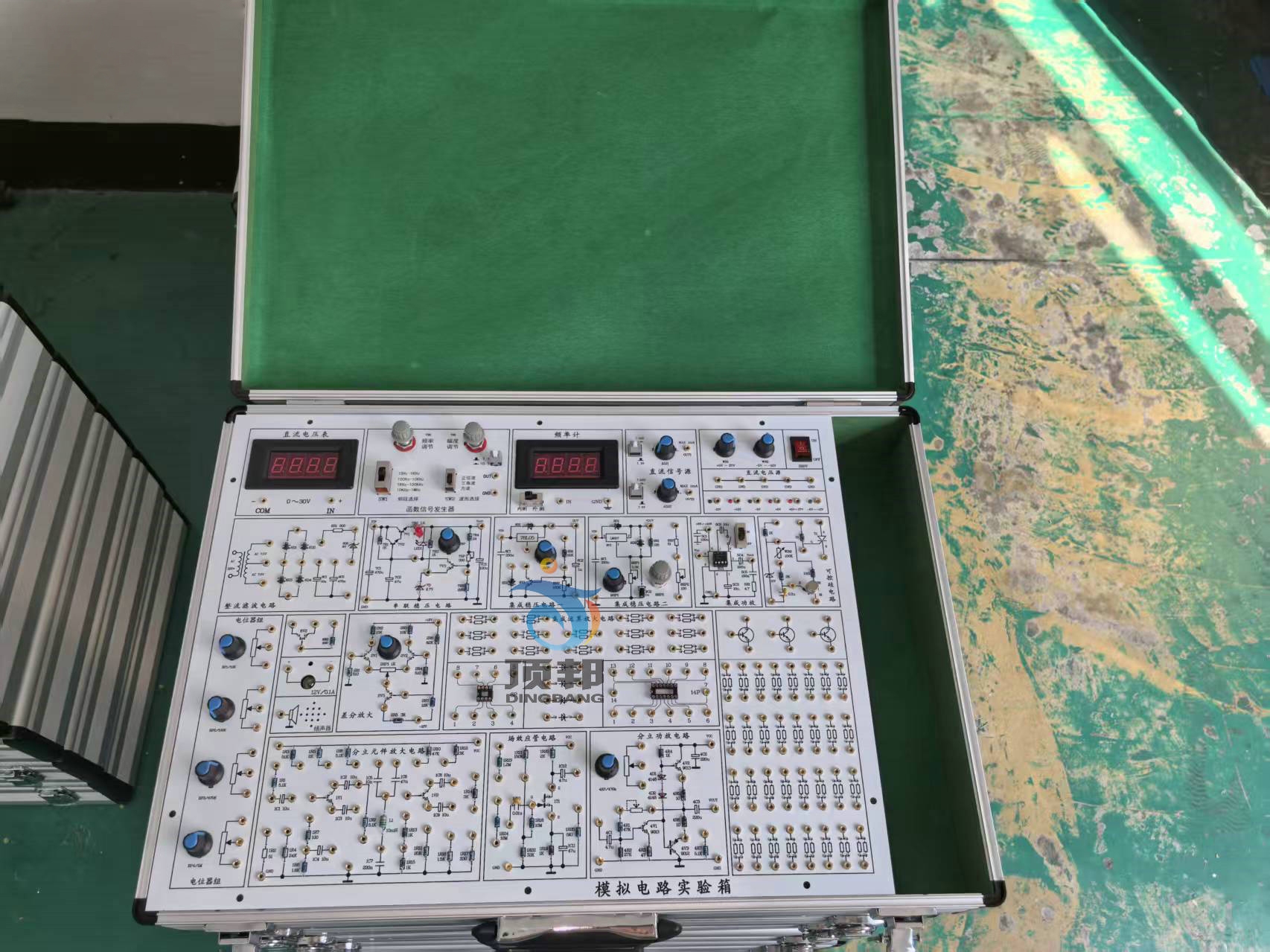 模擬電路實(shí)驗(yàn)箱
