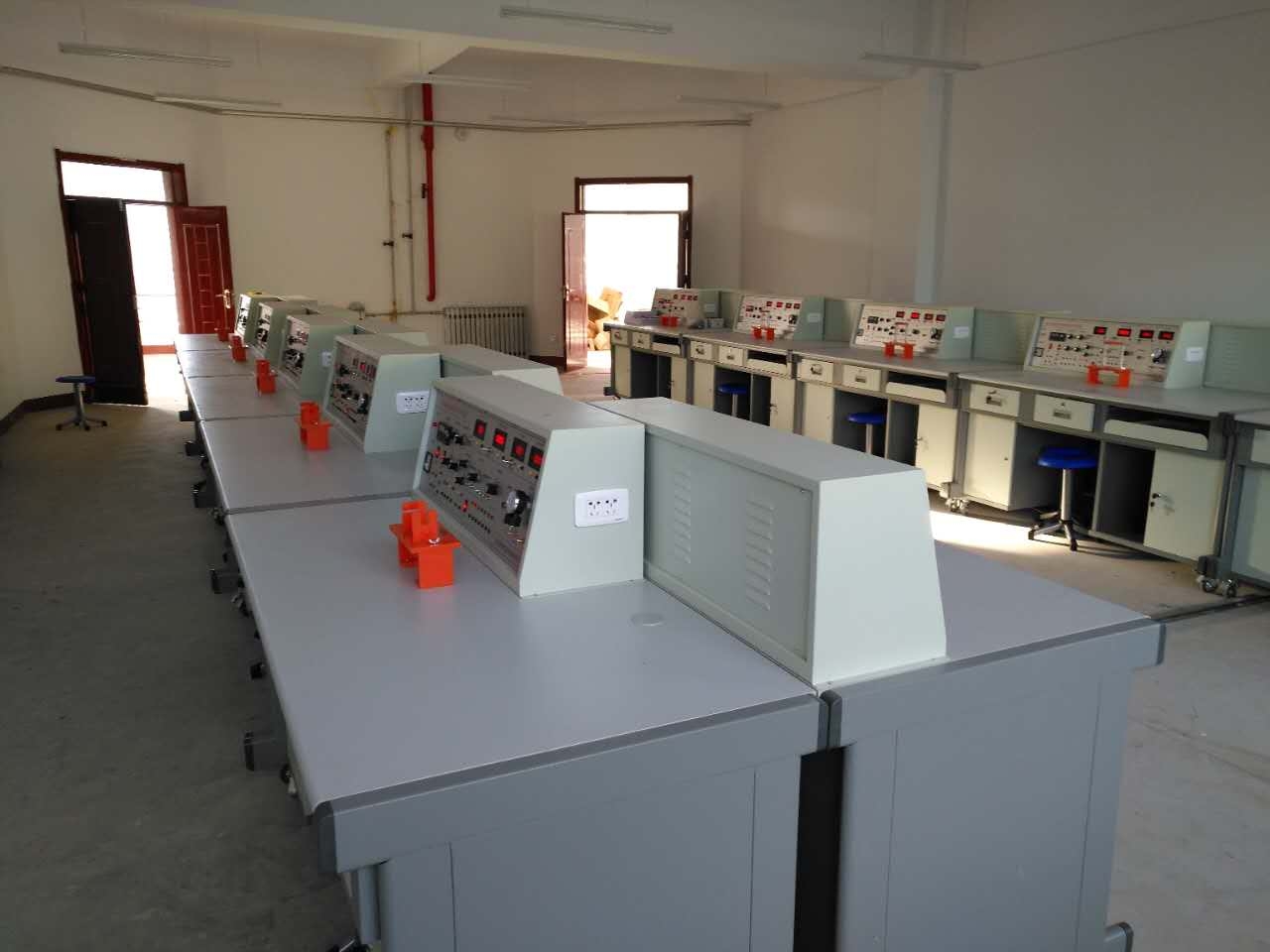 呂梁學(xué)院單片機(jī)、PLC、傳感器實(shí)訓(xùn)臺(tái)(圖2)