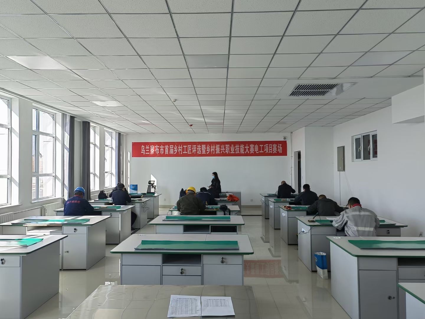 烏蘭察布技師學(xué)院通用電工電子電拖實(shí)驗(yàn)室設(shè)備(圖4)