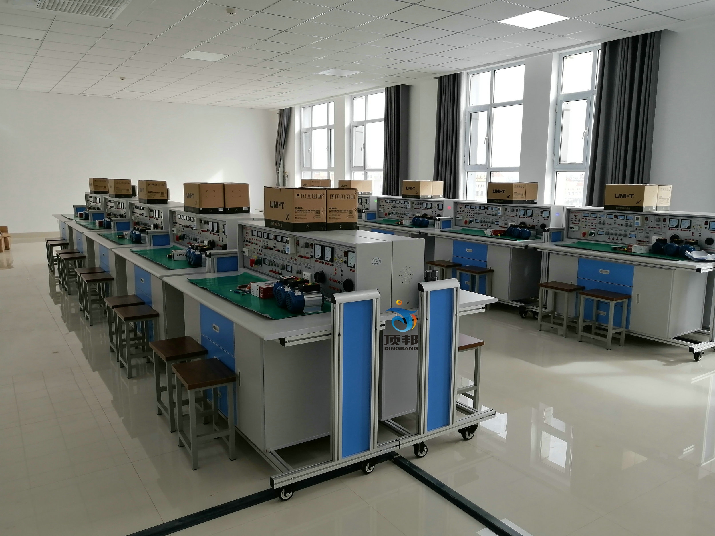烏蘭察布技師學(xué)院通用電工電子電拖實(shí)驗(yàn)室設(shè)備(圖3)