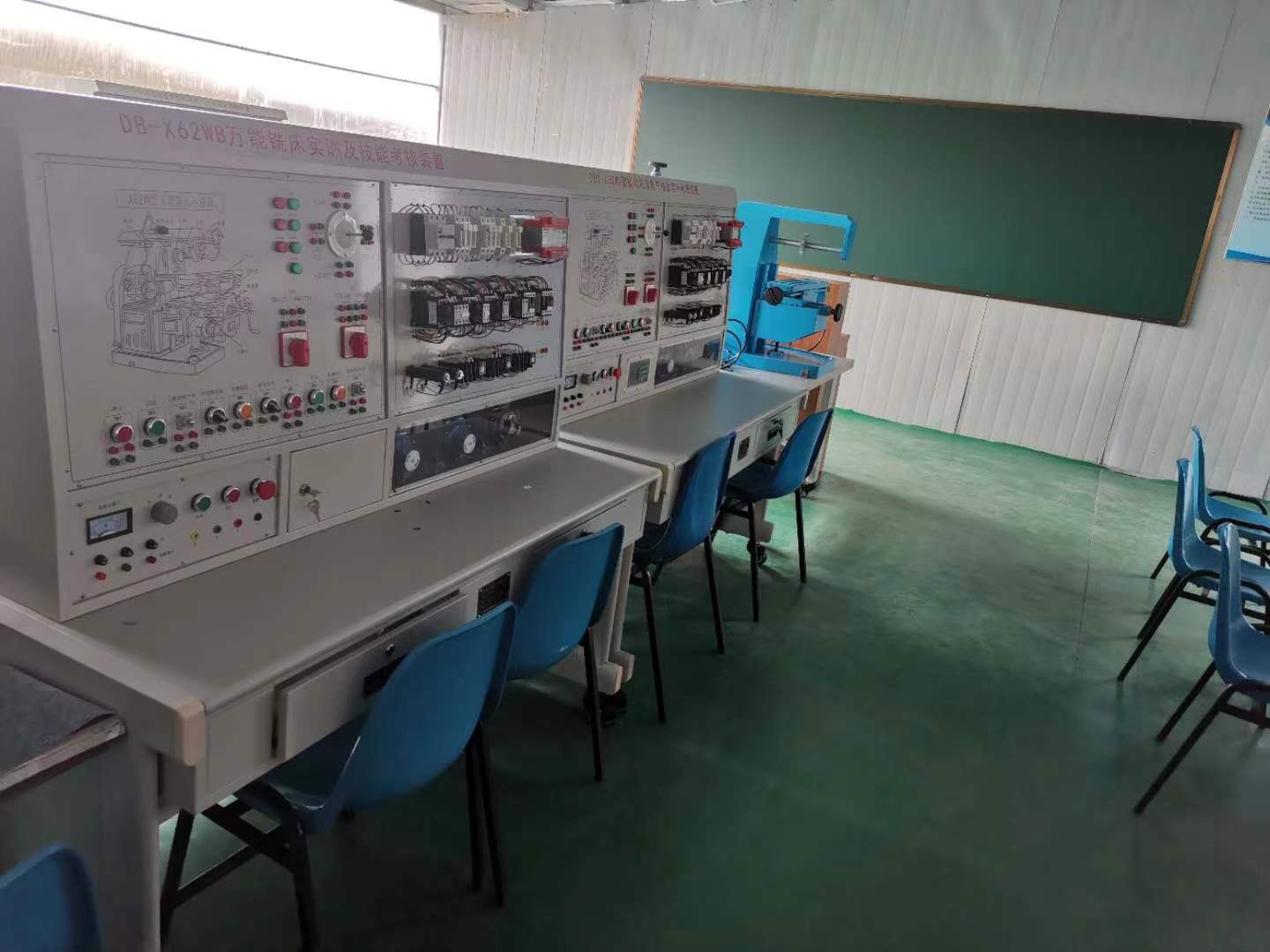 南京華東信息工程技工學(xué)校物流倉儲、機床實訓(xùn)設(shè)備(圖4)