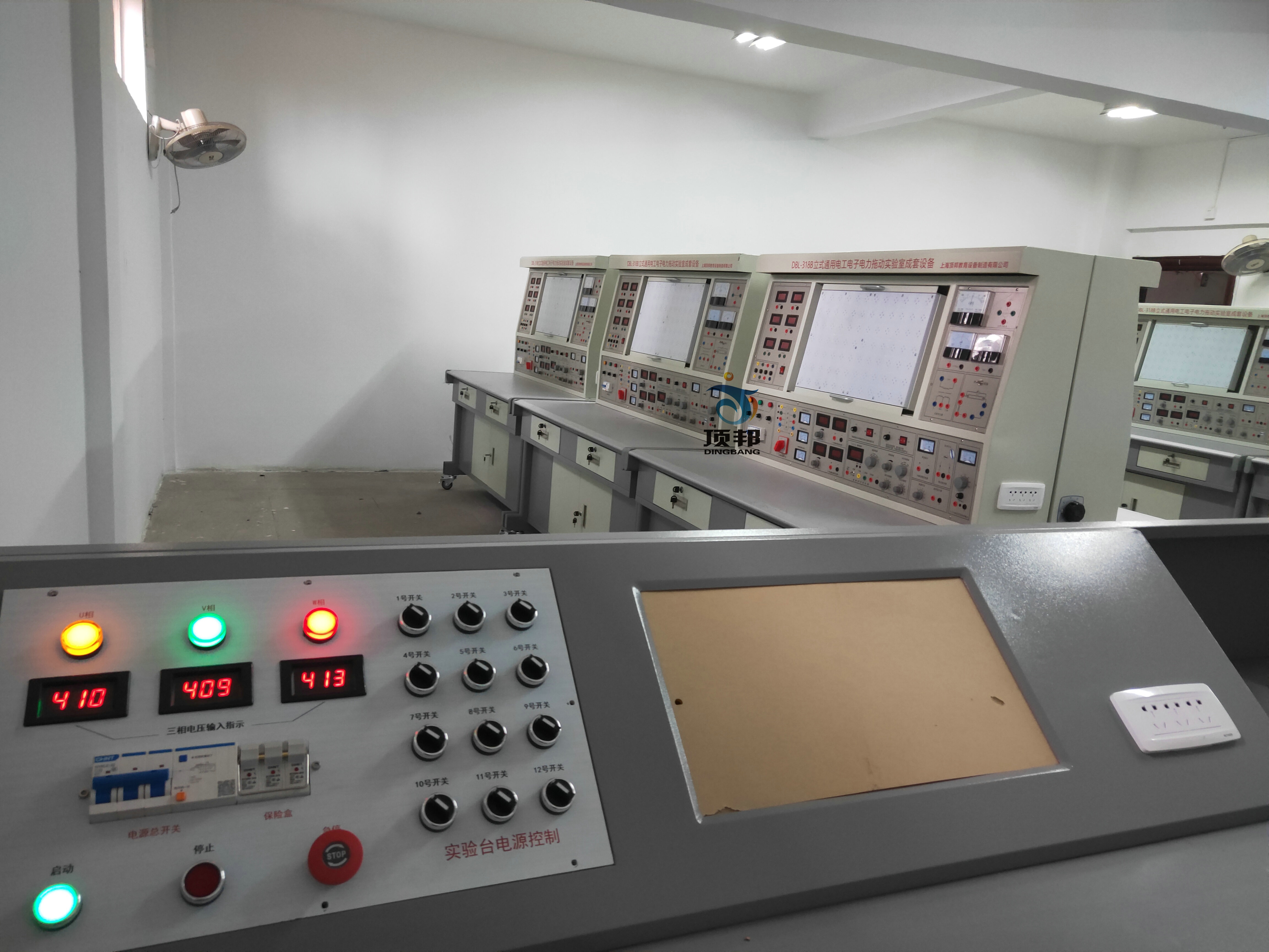 江西東南智慧技工學(xué)校電工電子電力拖動實訓(xùn)裝置(圖1)