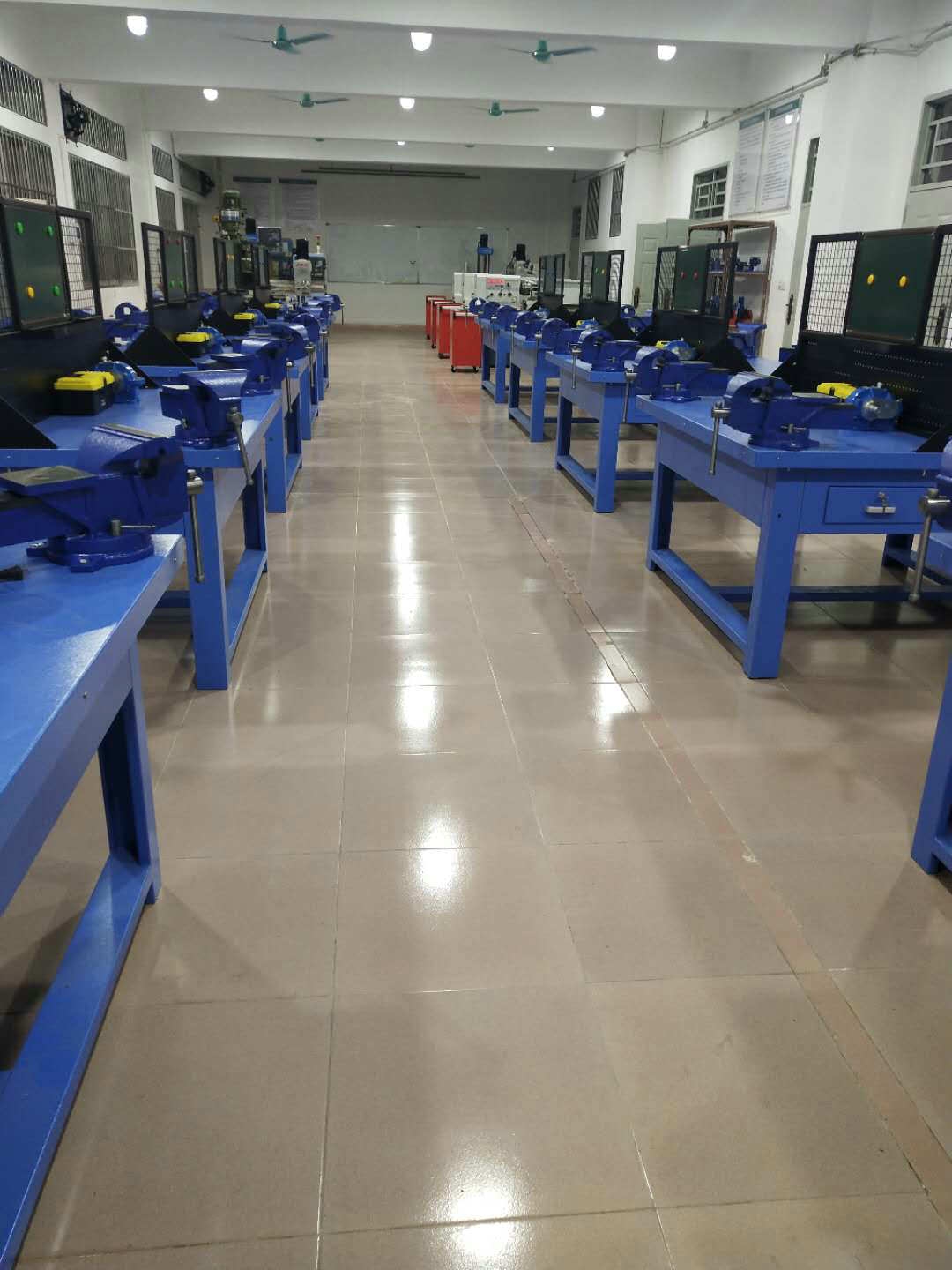 惠州學院鉗工工作臺(圖1)