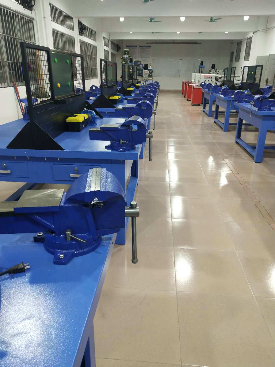 惠州學院鉗工工作臺(圖2)