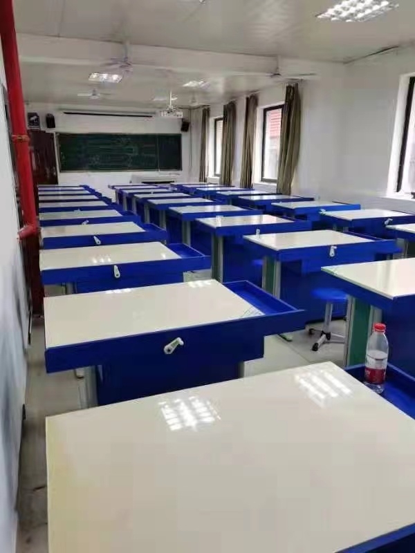 四川工業(yè)科技學(xué)院工程制圖桌(圖1)