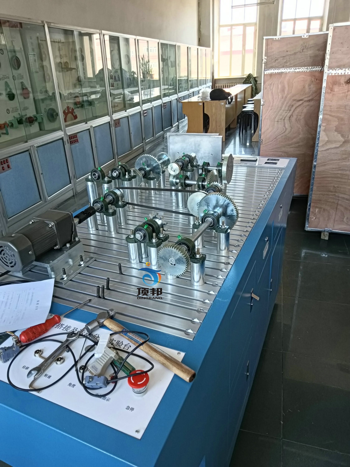 哈爾濱工業(yè)大學(xué)機(jī)構(gòu)系統(tǒng)創(chuàng)新搭接及運(yùn)動(dòng)分析實(shí)驗(yàn)臺(tái)(圖2)