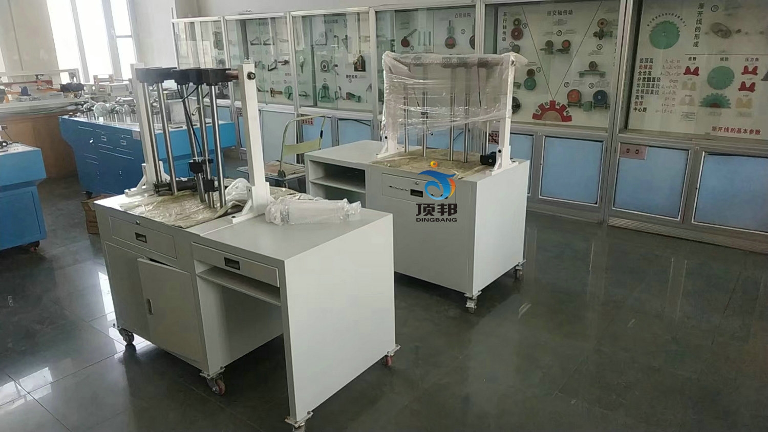 哈爾濱工業(yè)大學(xué)機(jī)構(gòu)系統(tǒng)創(chuàng)新搭接及運(yùn)動(dòng)分析實(shí)驗(yàn)臺(tái)(圖4)