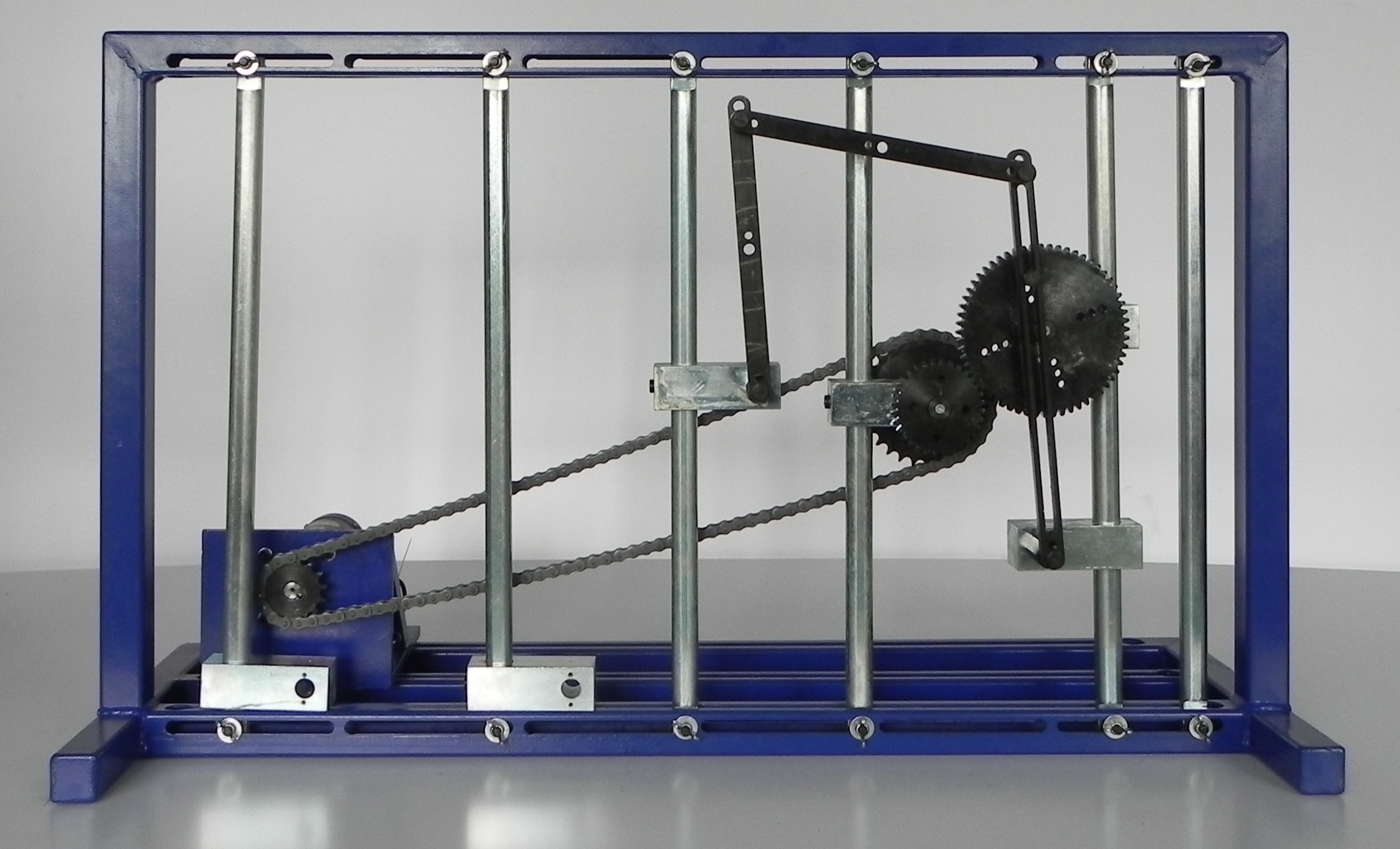 臺(tái)州職業(yè)技術(shù)學(xué)院機(jī)械運(yùn)動(dòng)創(chuàng)新方案拼裝實(shí)驗(yàn)臺(tái)(圖2)