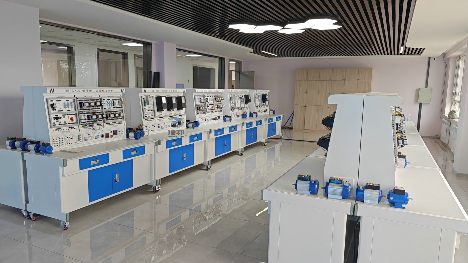 哈爾濱市華埔技工學(xué)校低壓電工證操作實(shí)驗(yàn)臺(tái)