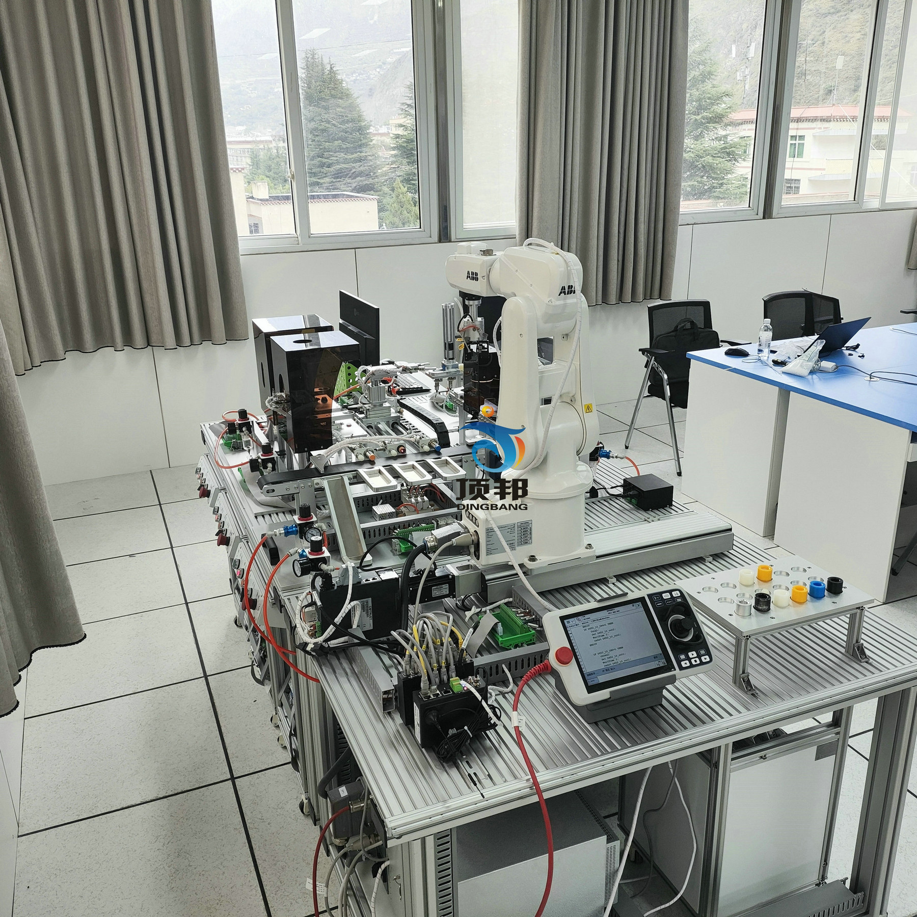 四川民族學(xué)院智能工業(yè)機(jī)器人實(shí)訓(xùn)平臺(tái)(圖3)